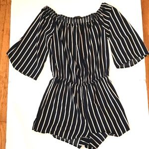 Ambience White & Black Skirt/Pants Suit Size (M)